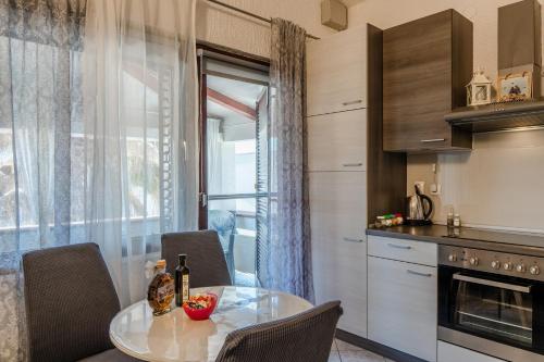 One-Bedroom Apartment with Terrace and Sea View image 3