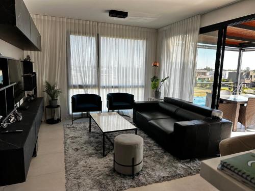 Increíble apartamento en barrio cerrado con salida al río !