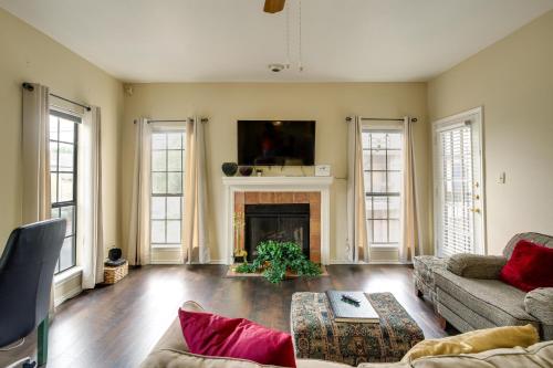 Charming San Antonio Condo with Pool and Hot Tub! in San Antonio, USA
