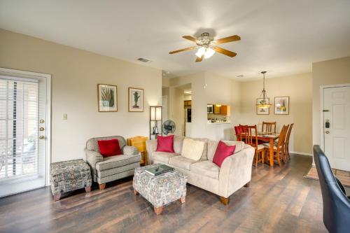 Charming San Antonio Condo with Pool and Hot Tub! in San Antonio, USA