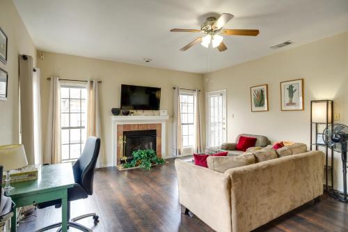 Charming San Antonio Condo with Pool and Hot Tub! in San Antonio, USA