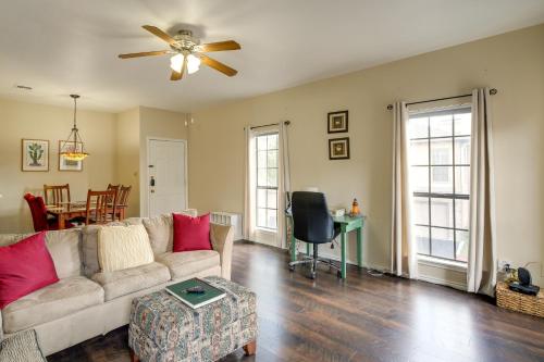 Charming San Antonio Condo with Pool and Hot Tub! in San Antonio, USA