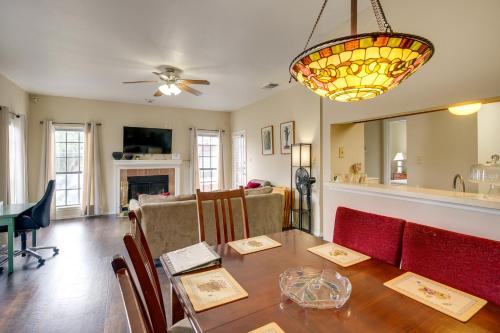 Charming San Antonio Condo with Pool and Hot Tub! in San Antonio, USA