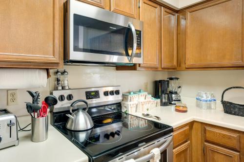 Charming San Antonio Condo with Pool and Hot Tub! in San Antonio, USA
