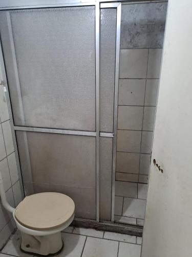 Quarto privativo, banheiro externo.