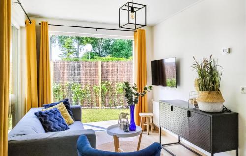  Beautiful Home In Heinkenszand With Wifi in heinkenszand