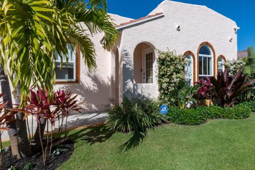 Peaceful Pink Orchid Beach House! Huge Pool! in West Palm Beach, USA