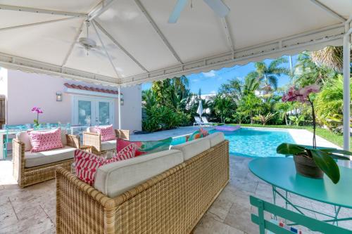 Peaceful Pink Orchid Beach House! Huge Pool! in West Palm Beach, USA