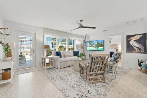 Coastal Modern Pool Home- 1 Mile to the Beach! in Jensen Beach, USA