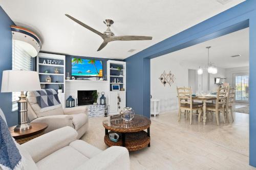Coastal Modern Pool Home- 1 Mile to the Beach! in Jensen Beach, USA