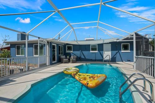 Coastal Modern Pool Home- 1 Mile to the Beach! in Jensen Beach, USA