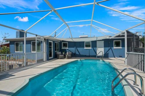 Coastal Modern Pool Home- 1 Mile to the Beach! in Jensen Beach, USA