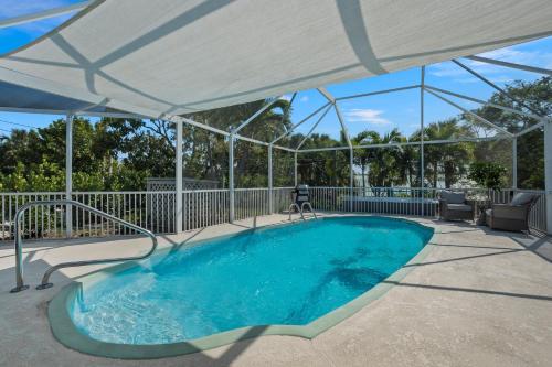Coastal Modern Pool Home- 1 Mile to the Beach! in Jensen Beach, USA