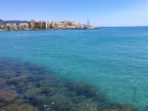 Studio à Bormes-les-Mimosas avec Terrasse, Piscine et Parking à Proximité de la Plage - FR-1-251-494 (Studio a Bormes-les-Mimosas avec Terrasse, Piscine et Parking a Proximite de la Plage - FR-1-251-494) in บองเมอ เลส โมซาส