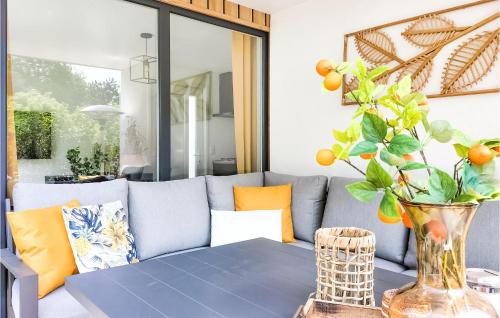  Beautiful Home In Heinkenszand With Wifi in heinkenszand