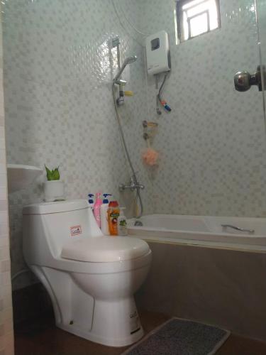 Kamar Mandi, ERN Travellers Inn House in Mindoro in Bulalacao