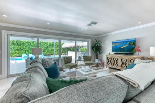 Tropical Villa Pool Home w/ Tiki Bar! Sleeps 9! in Palm Beach Gardens, USA