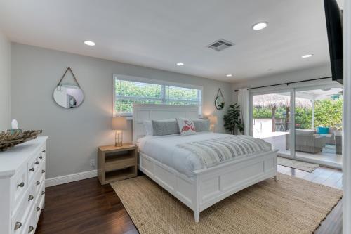 Tropical Villa Pool Home w/ Tiki Bar! Sleeps 9! in Palm Beach Gardens, USA