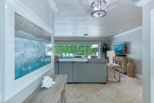 Tropical Villa Pool Home w/ Tiki Bar! Sleeps 9! in Palm Beach Gardens, USA