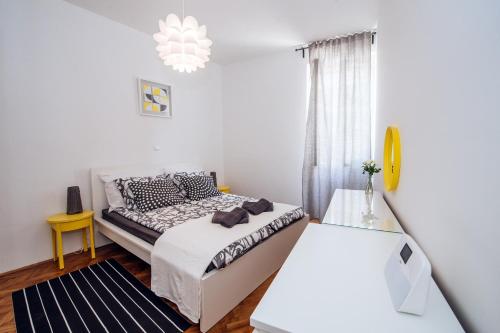 1 queen bed, 1 sofa bed