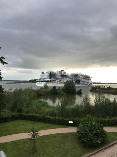 View, Urlaub am Elbstrand - Wohnung in Blankenese mit Naturblick in Rissen
