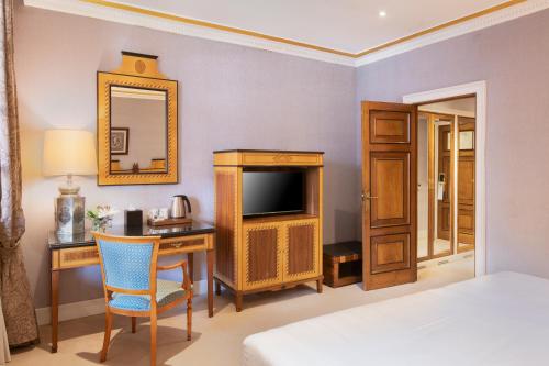 Premium Room with Terrace and views of the Patio de la Reina image 5