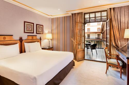 Premium Room with Terrace and views of the Patio de la Reina image 7