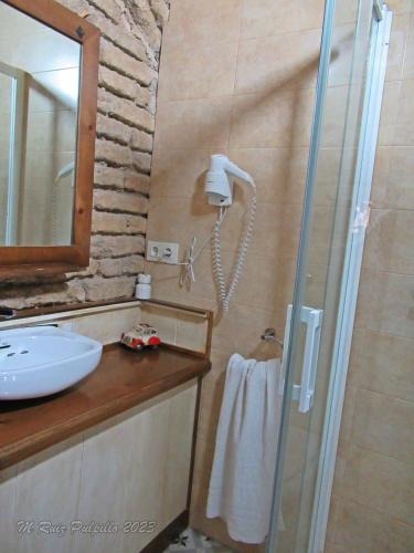 Zuhanyzó, La alegria de las cuevas in Rus