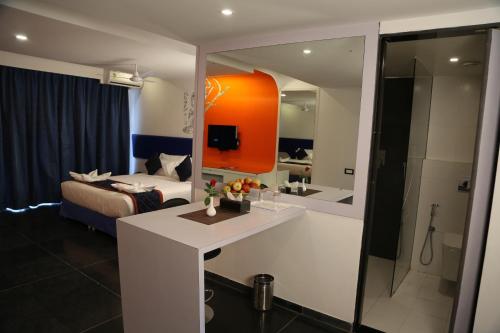 room detail thumbnail 1