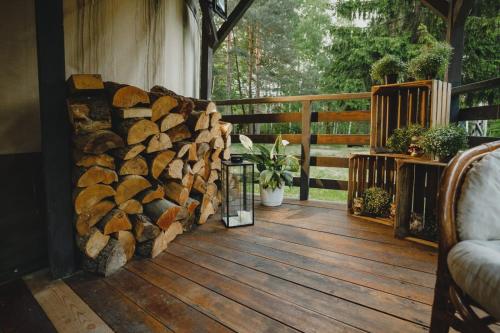 Erkély/terasz, Jurty i namioty w Lesie KotfaLas Glamping Świętokrzyskie-SPA (Jurty i namioty w Lesie KotfaLas Glamping Swietokrzyskie-SPA) in Skarzysko Kamienna