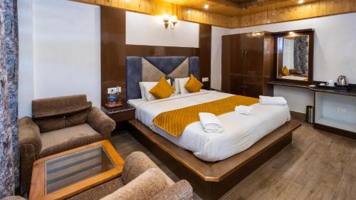 Guestroom, Galaxy Luxuria , Manali in Bahang