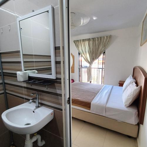 ห้องน้ำ, คอทต้า ล็อดจ์ โฮเต็ล (Kota Lodge Hotel) near พิพิธภัณฑ์ชาติพันธุ์วรรณนาและประวัติศาสตร์