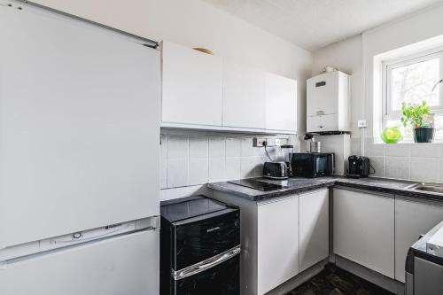Astonishing Two Bedroom Apartment in Nelson, London (photo 6)