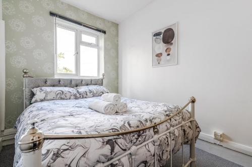Astonishing Two Bedroom Apartment in Nelson, London (photo 4)