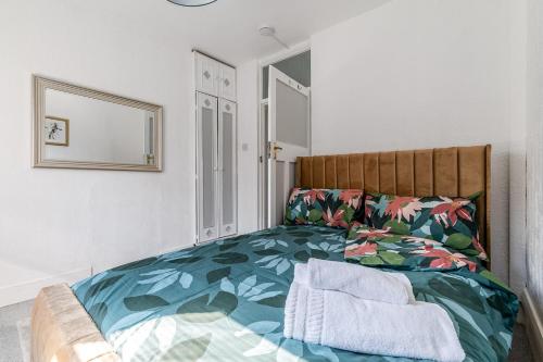 Astonishing Two Bedroom Apartment in Nelson, London (photo 5)
