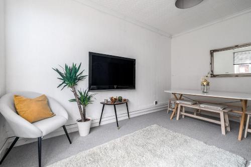 Astonishing Two Bedroom Apartment in Nelson, London (photo 7)