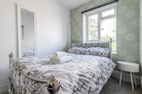 Astonishing Two Bedroom Apartment in Nelson, London (photo 10)