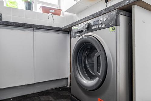 Astonishing Two Bedroom Apartment in Nelson, London (photo 8)