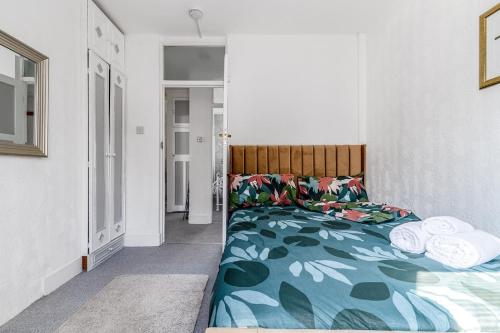 Astonishing Two Bedroom Apartment in Nelson, London (photo 11)