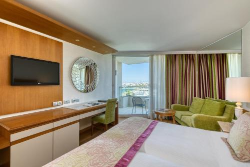 1 queen bed, 1 sofa bed