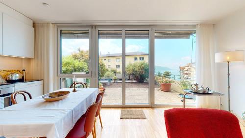 Bright flat overlooking Lake Geneva