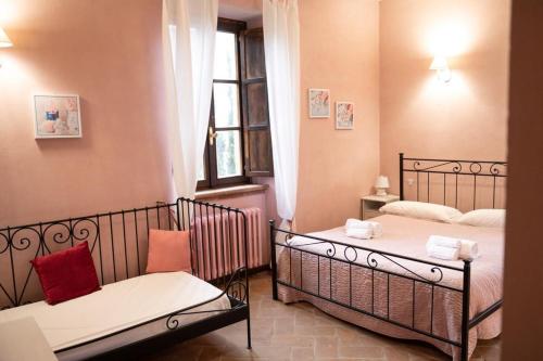 1 king bed, 1 twin bed