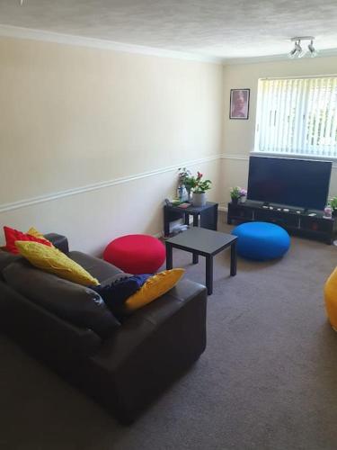 1bedroom flat wt ext sofa chair - Apartment - Horsham