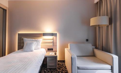 1 twin bed, 1 sofa bed