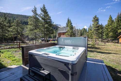 Cabin On The Blue Home: On River, Hot Tub, Views in Blue River
