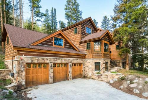 Keystone 6 Bedroom Luxury Estate W- Theater, Hot Tub More! in Keystone, USA