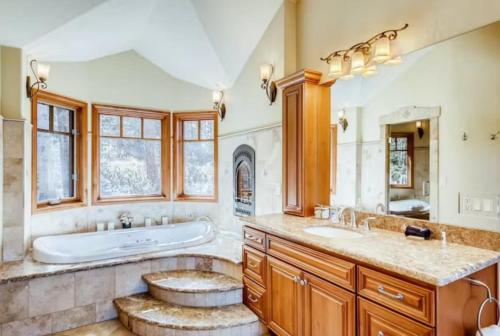 Keystone 6 Bedroom Luxury Estate W- Theater, Hot Tub More! in Keystone, USA