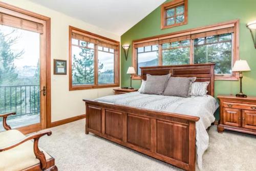 Keystone 6 Bedroom Luxury Estate W- Theater, Hot Tub More! in Keystone, USA