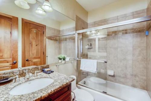 Keystone 6 Bedroom Luxury Estate W- Theater, Hot Tub More! in Keystone, USA