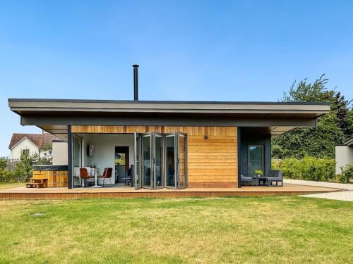 Stunning "Orwell" Scandinave Lodge with Private Hot Tub